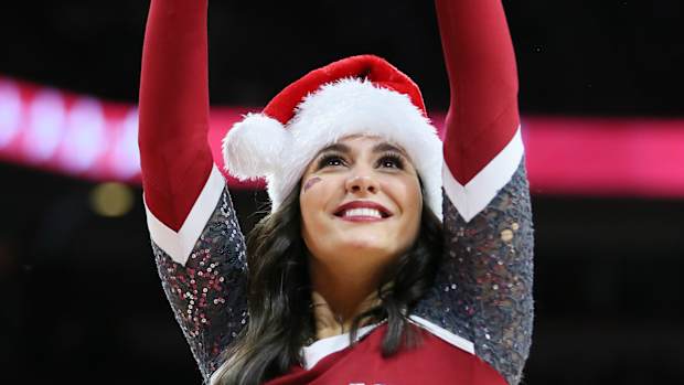 Hogs Cheerleader-Elon